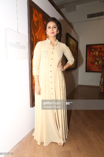 Huma Qureshi feet photo thumbnail