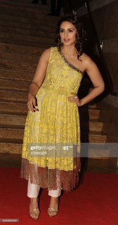 Huma Qureshi feet photo thumbnail