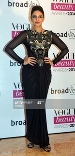 Huma Qureshi feet photo thumbnail