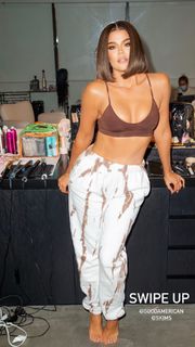 Khloé Kardashian feet photo thumbnail