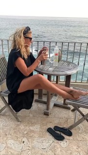 Daisy Fuentes feet photo thumbnail