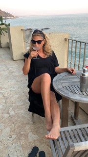 Daisy Fuentes feet photo thumbnail