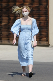 Elle Fanning feet photo thumbnail