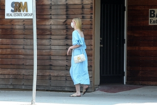 Elle Fanning feet photo thumbnail