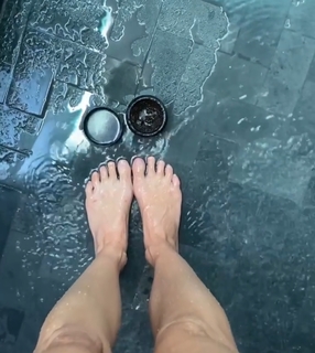 Naomi Watts feet photo thumbnail