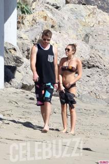Miley Cyrus feet photo thumbnail