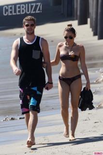 Miley Cyrus feet photo thumbnail