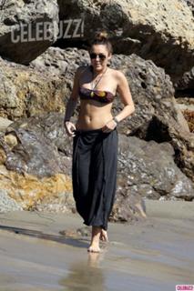 Miley Cyrus feet photo thumbnail