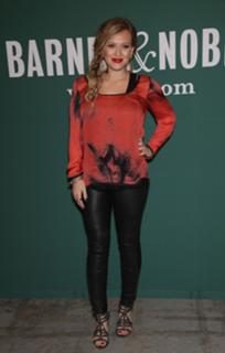 Hilary Duff feet photo thumbnail