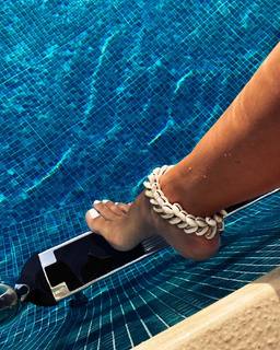Izabel Goulart feet photo thumbnail