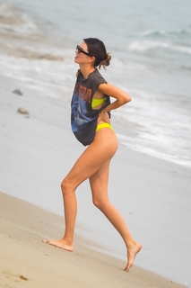 Kendall Jenner feet photo thumbnail