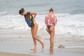 Kendall Jenner feet photo thumbnail