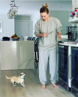 Kaley Cuoco feet photo thumbnail