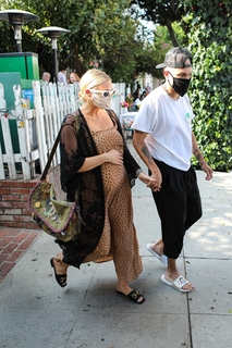 Ashlee Simpson feet photo thumbnail
