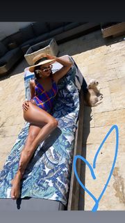 Vanessa Hudgens feet photo thumbnail