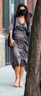 Katie Holmes feet photo thumbnail