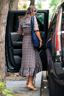 Katie Holmes feet photo thumbnail