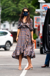 Katie Holmes feet photo thumbnail