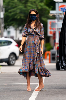 Katie Holmes feet photo thumbnail