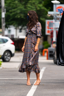 Katie Holmes feet photo thumbnail