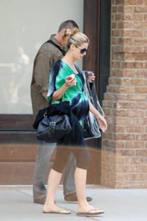 Heidi Klum feet photo thumbnail
