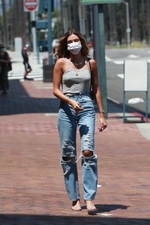 Hailey Bieber feet photo thumbnail