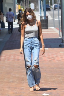 Hailey Bieber feet photo thumbnail