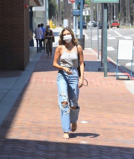 Hailey Bieber feet photo thumbnail