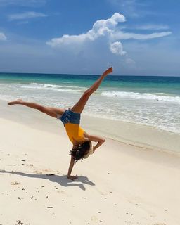 Nina Dobrev feet photo thumbnail