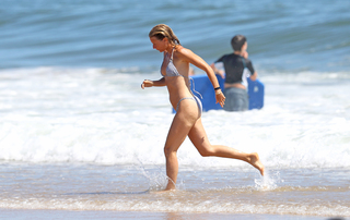Gwyneth Paltrow feet photo thumbnail