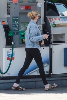 Emma Roberts feet photo thumbnail