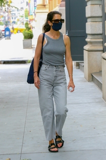 Katie Holmes feet photo thumbnail