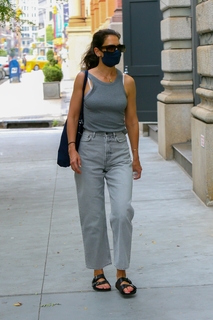 Katie Holmes feet photo thumbnail
