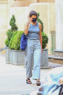 Katie Holmes feet photo thumbnail