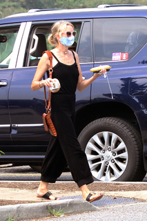 Naomi Watts feet photo thumbnail
