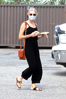 Naomi Watts feet photo thumbnail