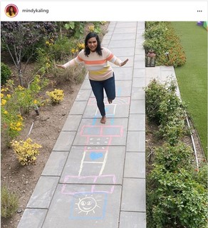 Mindy Kaling feet photo thumbnail