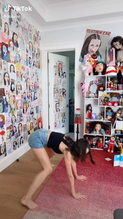 Colleen Ballinger feet photo thumbnail