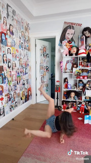 Colleen Ballinger feet photo thumbnail