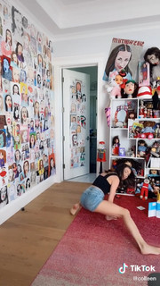 Colleen Ballinger feet photo thumbnail