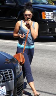 Vanessa Hudgens feet photo thumbnail