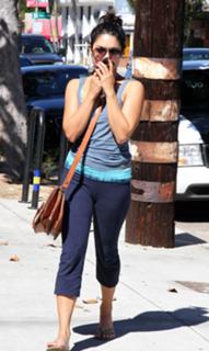 Vanessa Hudgens feet photo thumbnail