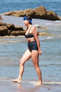 Minnie Driver feet photo thumbnail