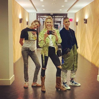 Katie Cassidy feet photo thumbnail