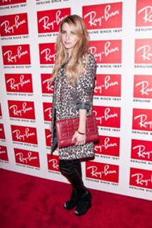 Emma Roberts feet photo thumbnail