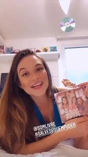 Juliana Paiva feet photo thumbnail