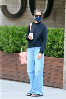 Katie Holmes feet photo thumbnail