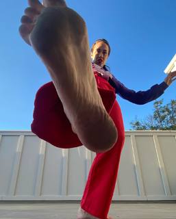 Colleen Ballinger feet photo thumbnail