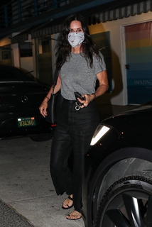 Courteney Cox feet photo thumbnail