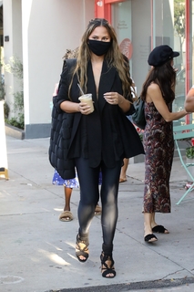 Chrissy Teigen feet photo thumbnail